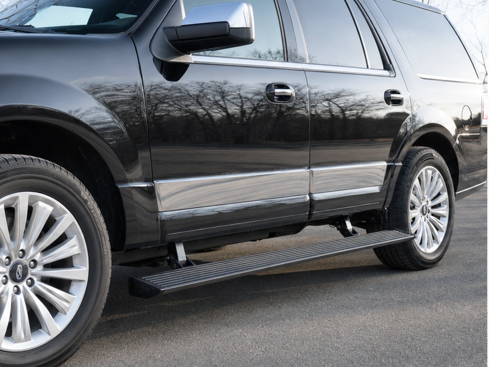 QAA TH55656 Rocker Trim for Navigator with Retractable Step: installed-use view