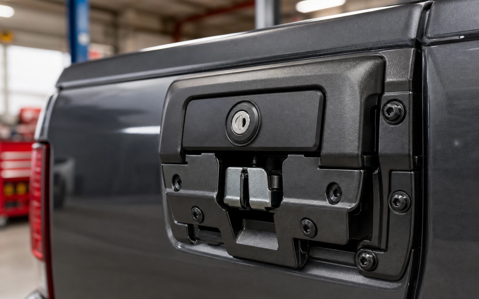 Locking pickup tailgate handle and latch assembly